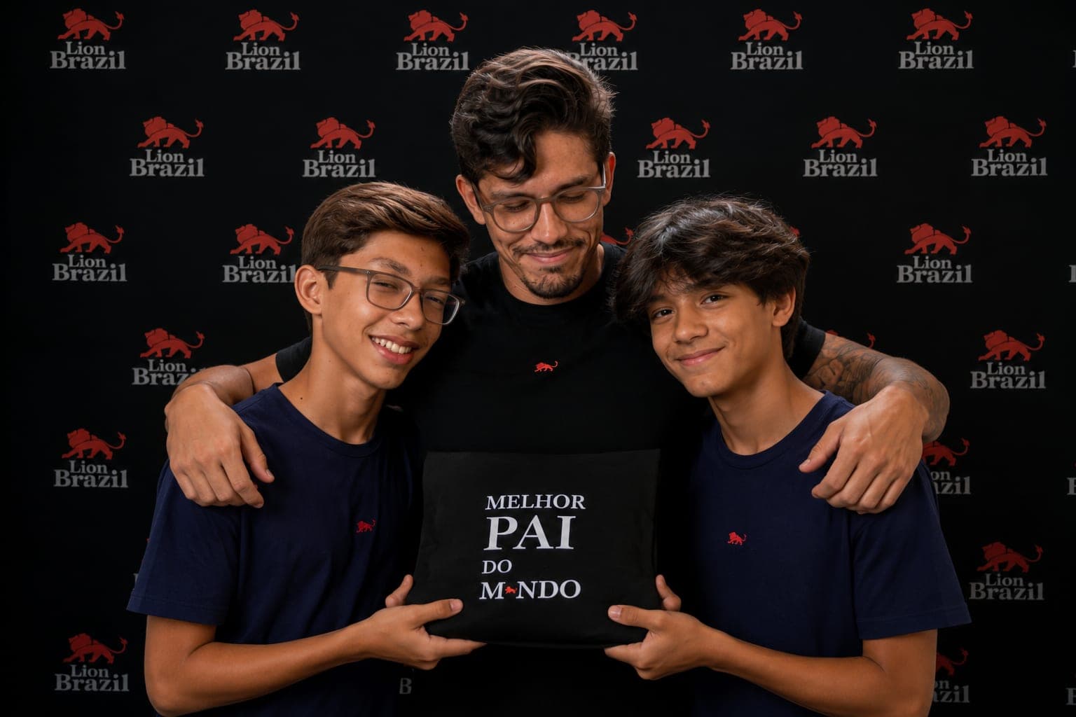 Pai recebendo dos dois filhos a camiseta Melhor Pai do Mundo personalizada da Lion Brazil