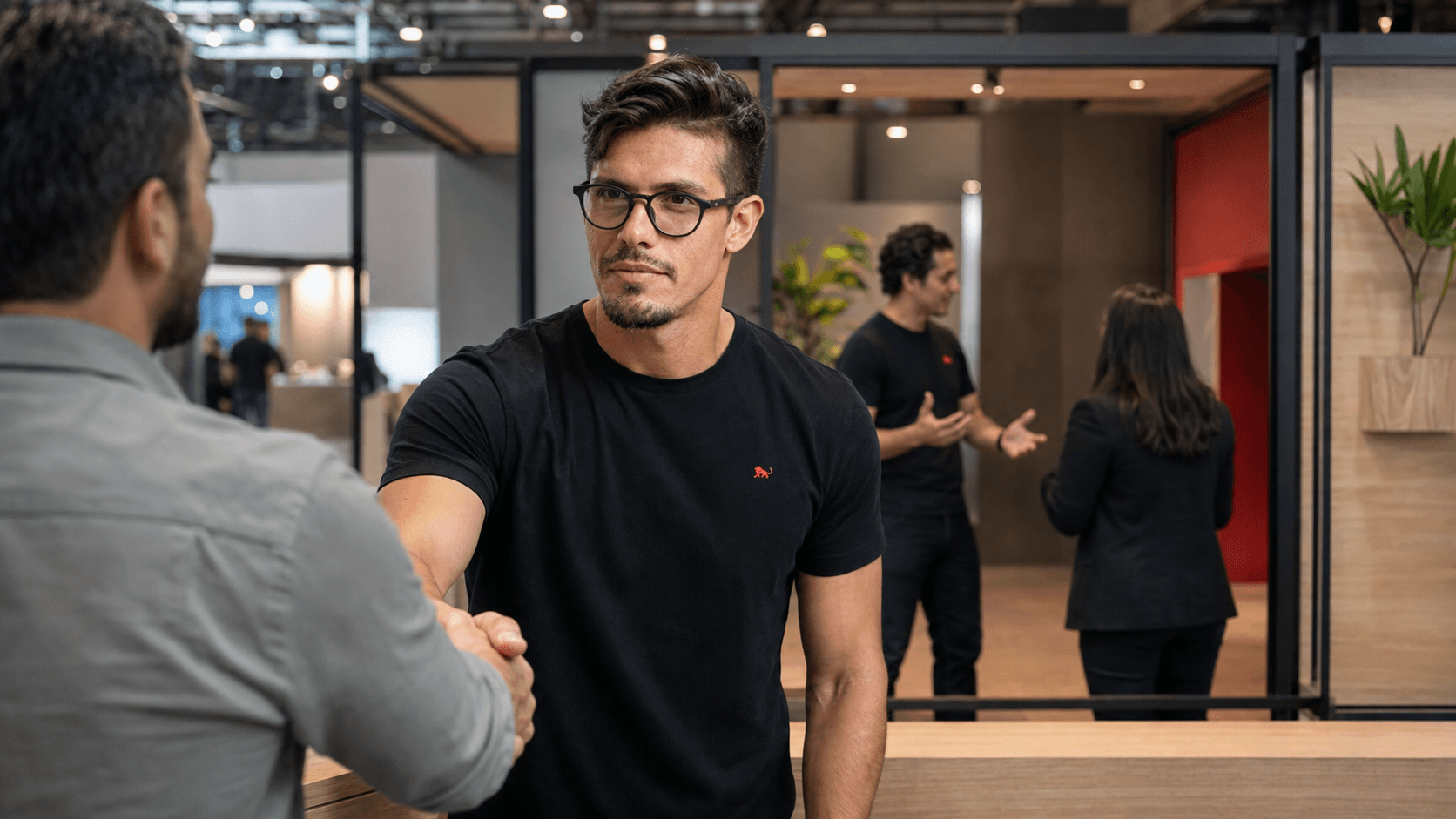 Equipe uniformizada de camiseta preta recebendo visitantes no estande de uma feira de negócios