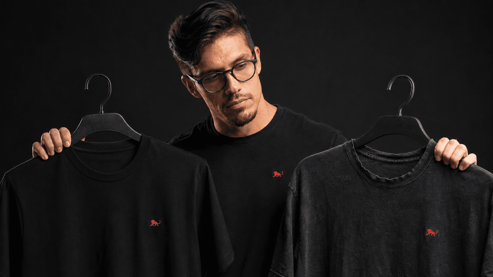 Comparação entre camiseta de uniforme nova com preto profundo e camiseta desbotada com gola deformada